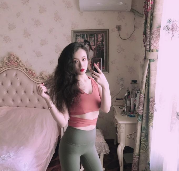 身材性感温柔乖巧的90后校妹，胸大多汁